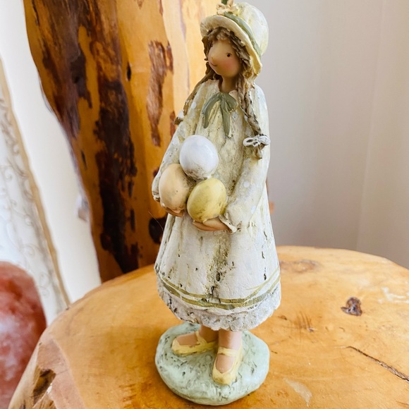 Lady with three eggs, figuring - Picture 2 of 4